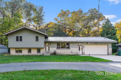 935 W Fennwood Cir, Muskegon, MI 49445