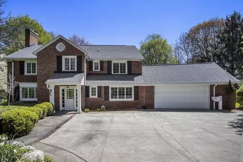 2825 Oakland Dr, Kalamazoo, MI 49008