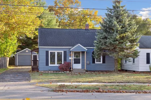 810 32nd St SW, Wyoming, MI 49509