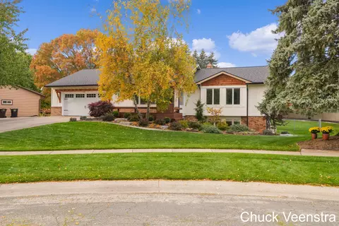 559 Sun Valley Ct SE, Grand Rapids, MI 49548