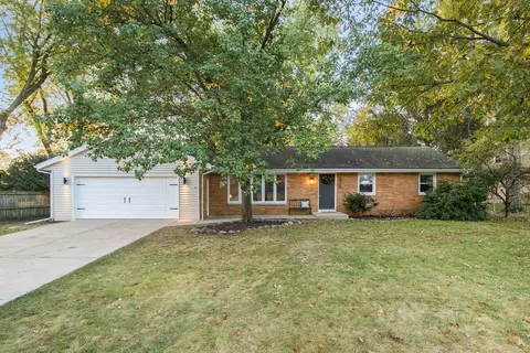 1323 Woodview Dr, Portage, MI 49024
