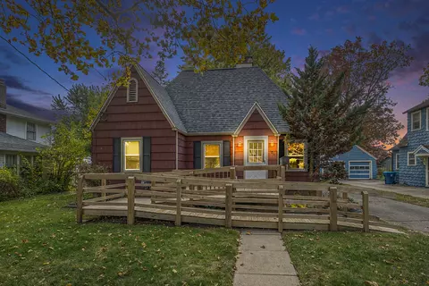 1104 Cambridge Dr, Kalamazoo, MI 49001