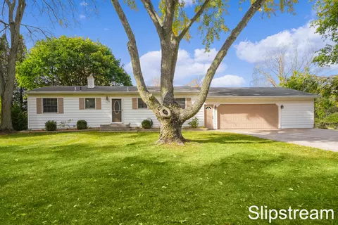 855 Maplehill Ave SE, Ada, MI 49301