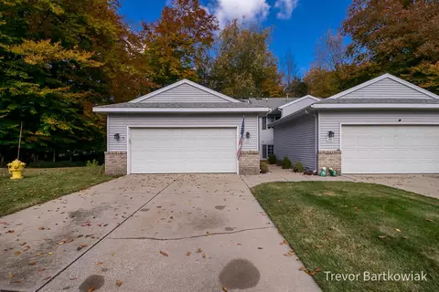 1048 Hidden Creek Dr, Norton Shores, MI 49441