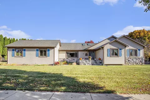 732 Provincial Dr, Chelsea, MI 48118