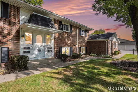 651 Andover St SE, Kentwood, MI 49548