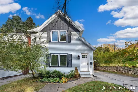 622 Neland Ave SE, Grand Rapids, MI 49506