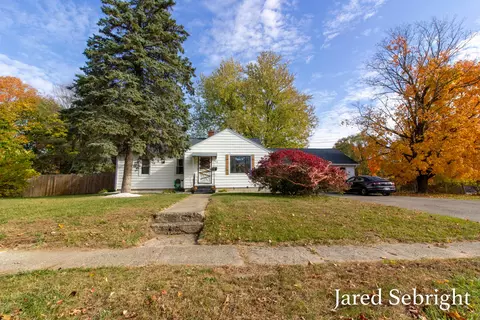 922 S Cedar St, Greenville, MI 48838