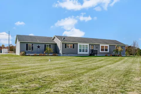 76 4th St, Plainwell, MI 49080