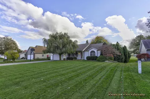 10148 Holiday Dr, Zeeland, MI 49464