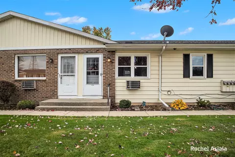716 Andover St SE #42, Kentwood, MI 49548