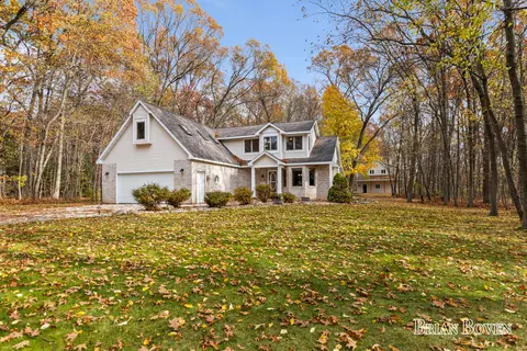 8100 Oakview Rdg Dr NE, Rockford, MI 49341