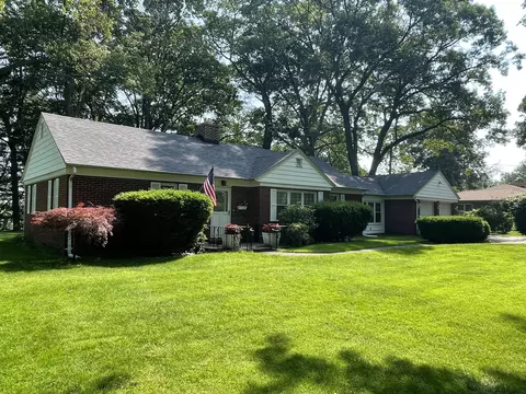 4102 Highgate Rd, Norton Shores, MI 49441