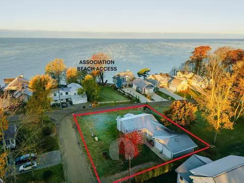 479 Lakeshore Dr, South Haven, MI 49090