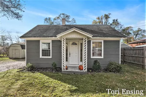 1117 S Bracy Ave, Greenville, MI 48838