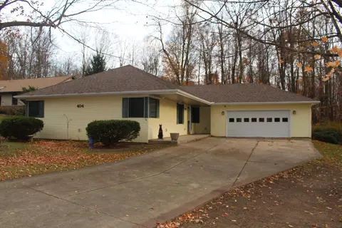 404 Parkwood Dr, Jonesville, MI 49250