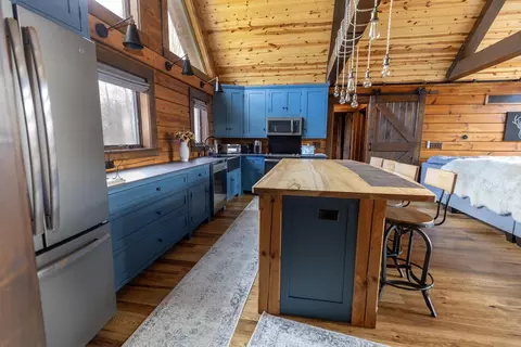 Kitchen - 5616 Muma Rd, Gladwin, MI 48624 photo 3 of 5