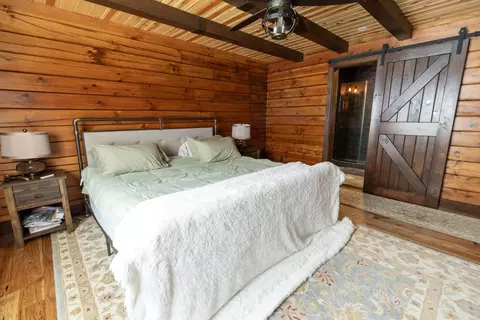 Bedroom - 5616 Muma Rd, Gladwin, MI 48624 photo 2 of 5