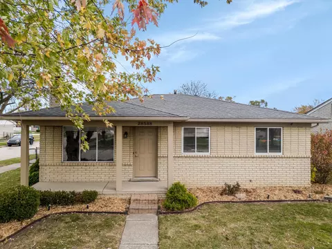 28588 Secretariat Ct, Roseville, MI 48066