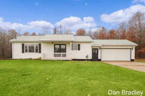 789 Orton St, Howard City, MI 49329