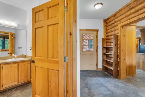 Entry Way - 10560 Plaza Ct, Jerome, MI 49249 photo 2 of 9