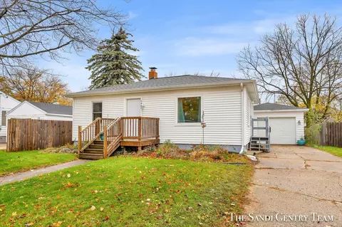 1207 Waverly Ave, Grand Haven, MI 49417