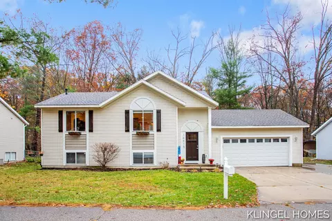 14915 Minetta Ave, Spring Lake, MI 49456
