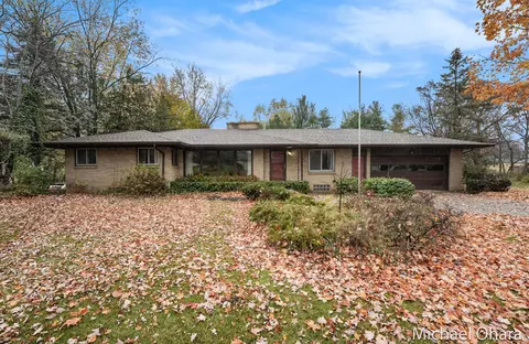 1843 Bluehill Dr NE, Grand Rapids, MI 49525