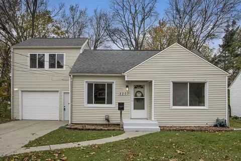 2203 Paddington Rd, Kalamazoo, MI 49001