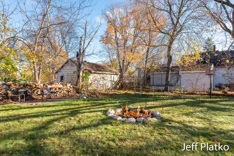 622 S Pearl St, Belding, MI 48809 photo 3