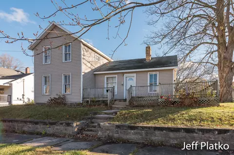 622 S Pearl St, Belding, MI 48809