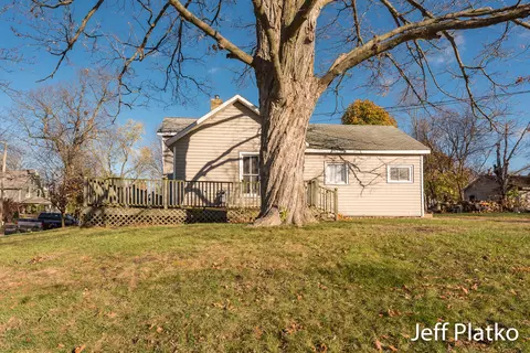622 S Pearl St, Belding, MI 48809 photo 2