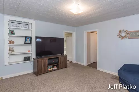 622 S Pearl St, Belding, MI 48809 photo 11