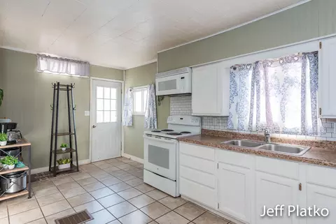 622 S Pearl St, Belding, MI 48809 photo 4