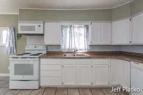 622 S Pearl St, Belding, MI 48809 photo 5