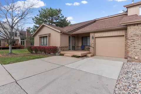 37554 N Laurel Park Dr, Livonia, MI 48152