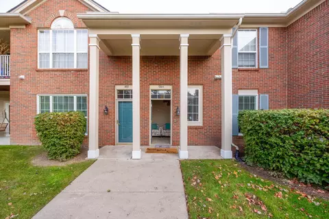 9203 Farmingdale Ln, Walled Lake, MI 48390