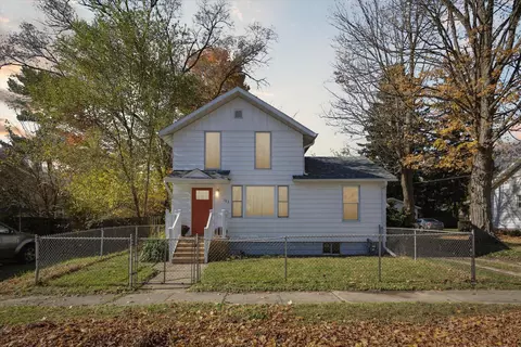 103 N Cayuga St, Buchanan, MI 49107