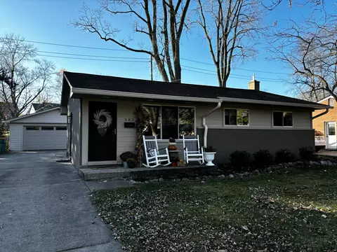 582 Canterbury Dr, Saline, MI 48176