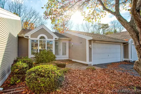 300 Appletree Ln #68, Holland, MI 49423