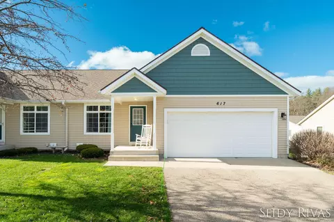 617 Oriole Ct, Middleville, MI 49333