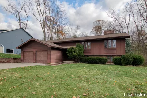 42 Robinhood Dr SE, Grand Rapids, MI 49546