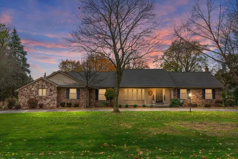 1098 Christian Hills Dr, Rochester Hills, MI 48309