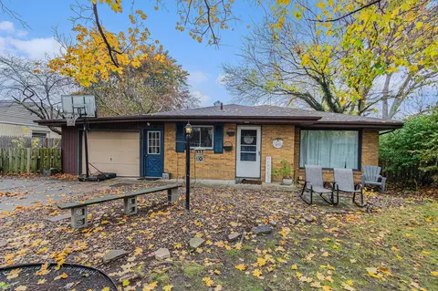 489 Cayuga Rd, Benton Harbor, MI 49022