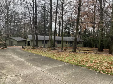 3885 Rolling Acres Dr, Fremont, MI 49412