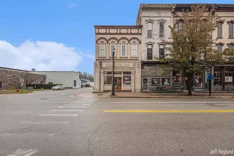 218 E Main St, Lowell, MI 49331 photo 4
