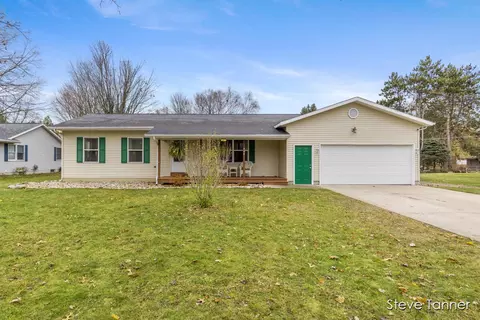 804 E Oak St, Greenville, MI 48838