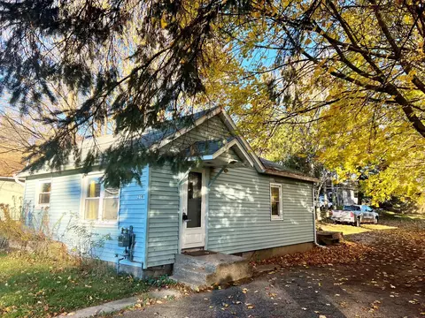 219 S 5th St, Edmore, MI 48829