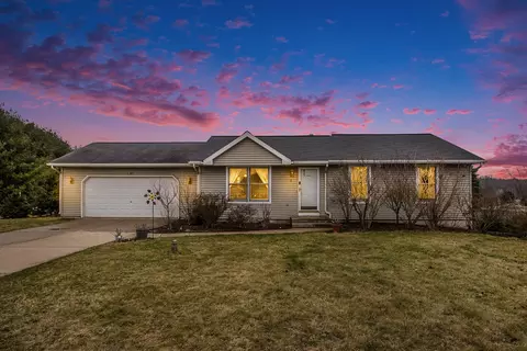 54637 Ridgeview Cir, Paw Paw, MI 49079
