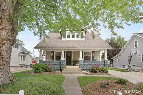 119 W Cherry Ave, Zeeland, MI 49464